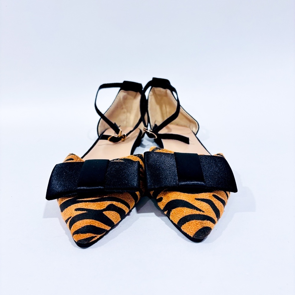 Pointed-toe tiger print flats with‎ black satin bow | Size 40 *